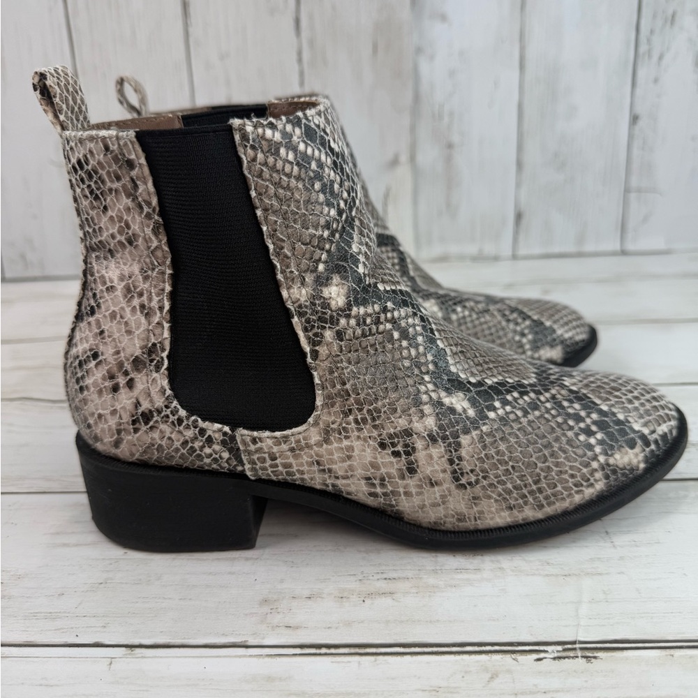 Forever 21 Black Snake Print Womens Chelsea Boots Size 6 Faux Leather